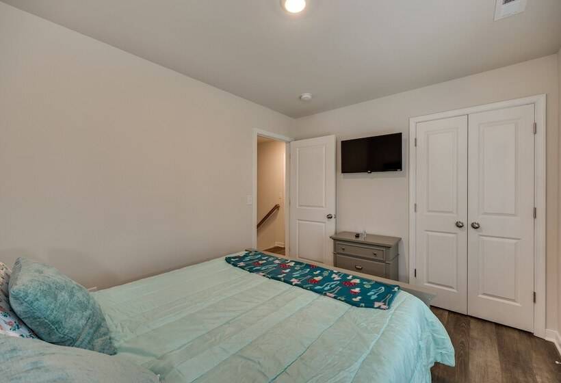 Pet Friendly Home: Spacious Yard + Community Perks