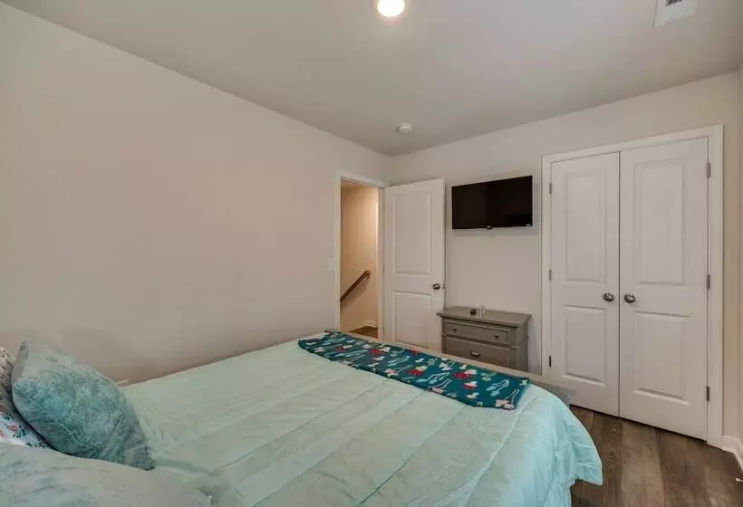 Pet Friendly Home: Spacious Yard + Community Perks