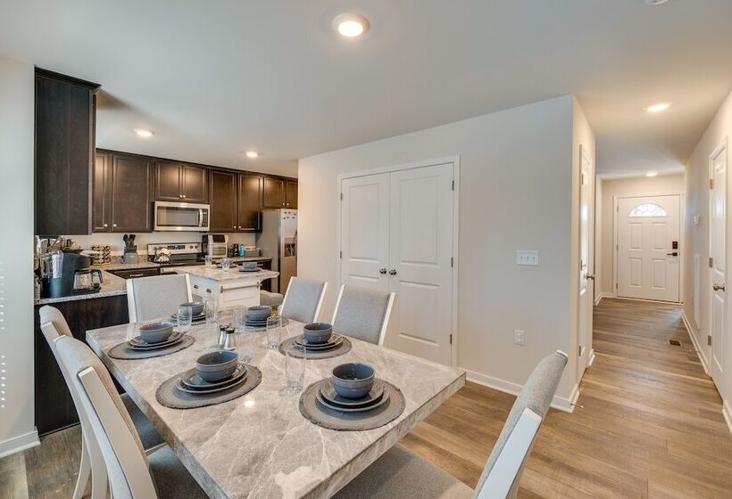 Pet Friendly Home: Spacious Yard + Community Perks