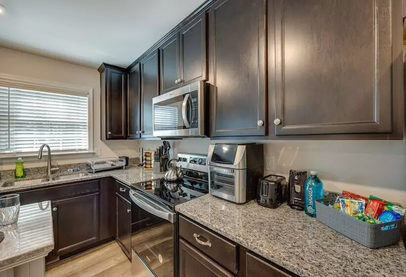 Pet Friendly Home: Spacious Yard + Community Perks