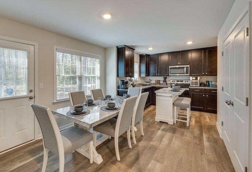 Pet Friendly Home: Spacious Yard + Community Perks