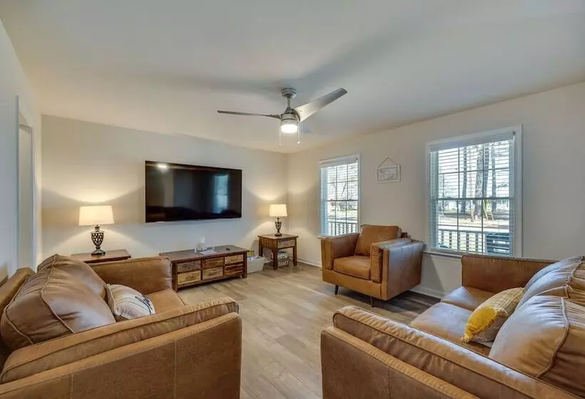 Pet Friendly Home: Spacious Yard + Community Perks