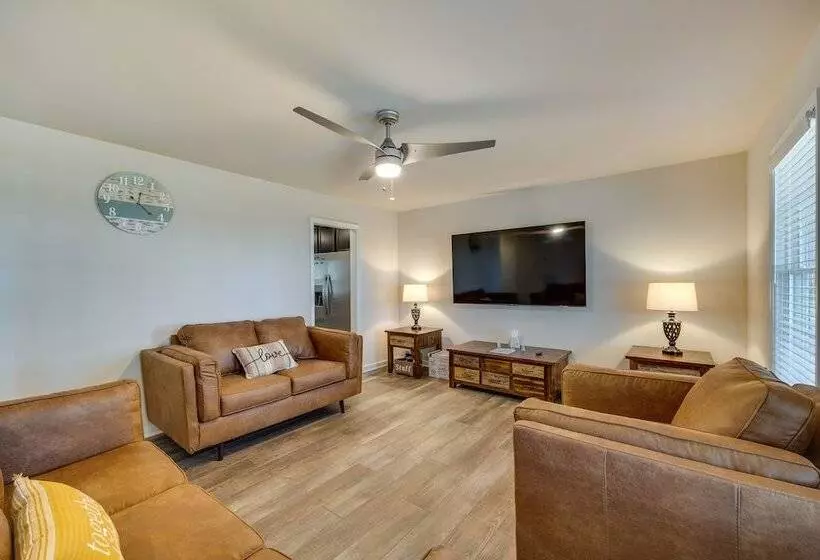 Pet Friendly Home: Spacious Yard + Community Perks