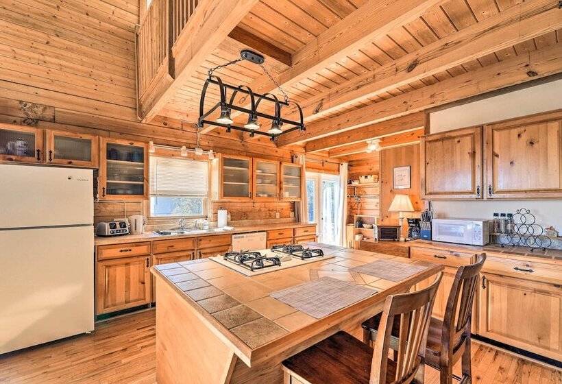 Picturesque Family Cabin W/ Views & Treehouse