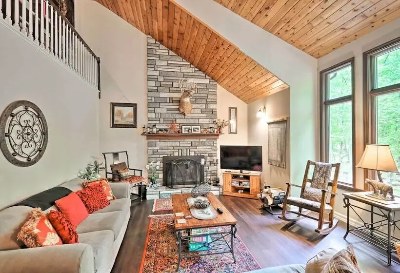 Relaxing Eagle Rock Resort Home   1 Block To Lake!