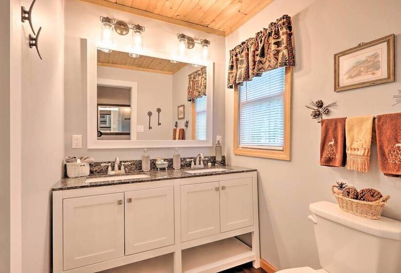 Relaxing Eagle Rock Resort Home 1 Block To Lake!