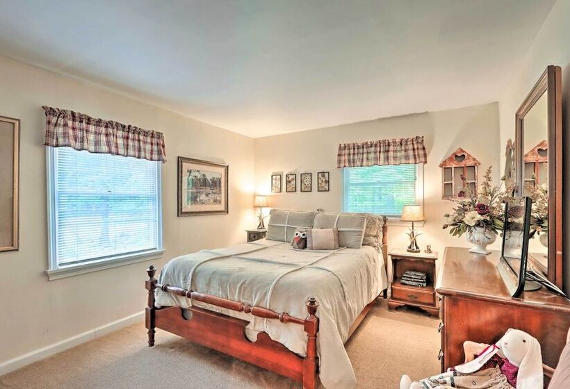 Relaxing Eagle Rock Resort Home   1 Block To Lake!