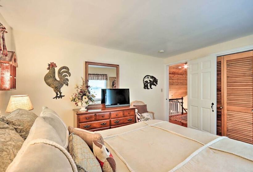 Relaxing Eagle Rock Resort Home 1 Block To Lake!