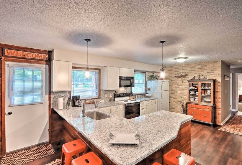 Relaxing Eagle Rock Resort Home 1 Block To Lake!