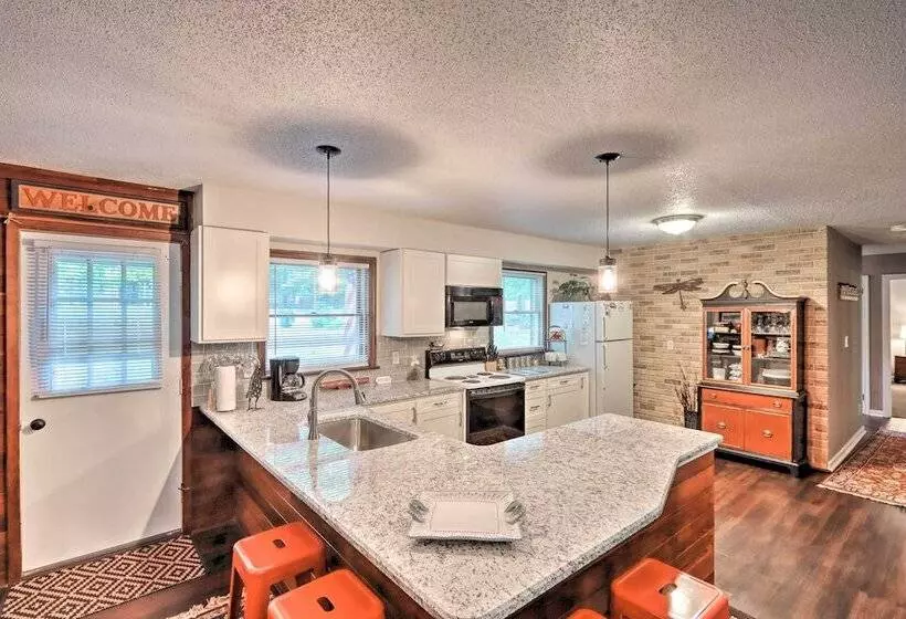 Relaxing Eagle Rock Resort Home   1 Block To Lake!