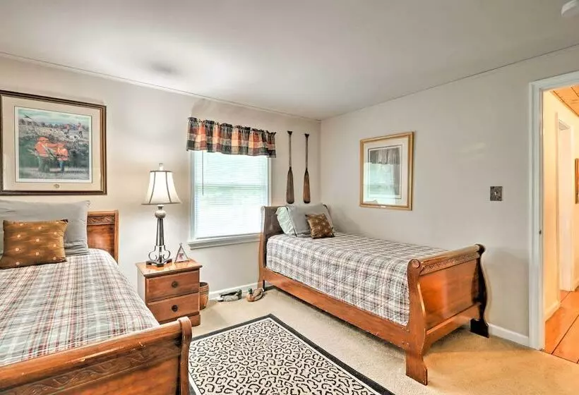 Relaxing Eagle Rock Resort Home   1 Block To Lake!