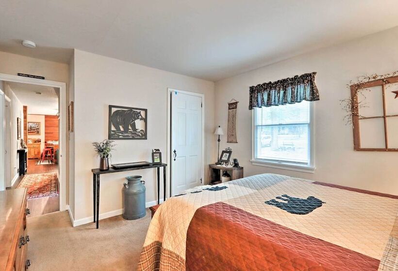 Relaxing Eagle Rock Resort Home 1 Block To Lake!