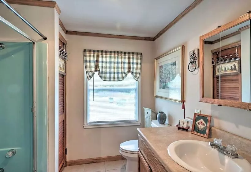 Relaxing Eagle Rock Resort Home   1 Block To Lake!