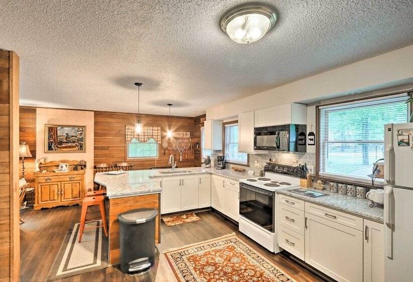 Relaxing Eagle Rock Resort Home 1 Block To Lake!