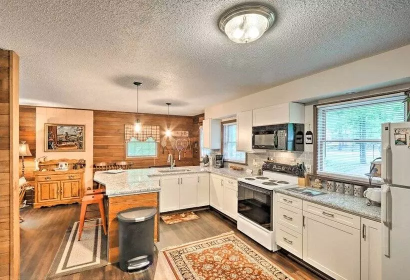 Relaxing Eagle Rock Resort Home   1 Block To Lake!