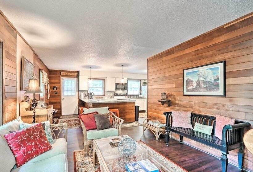 Relaxing Eagle Rock Resort Home 1 Block To Lake!