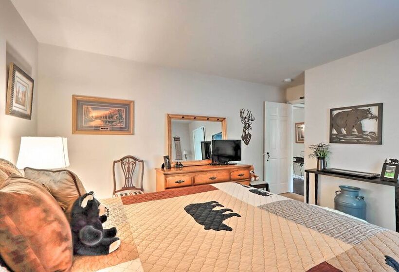 Relaxing Eagle Rock Resort Home 1 Block To Lake!