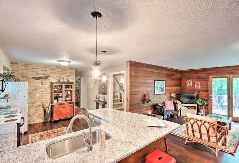 Relaxing Eagle Rock Resort Home 1 Block To Lake!