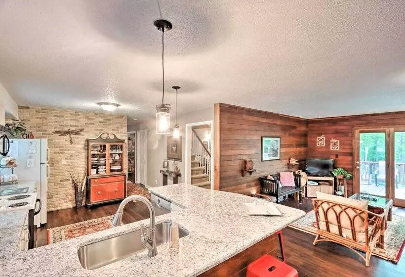 Relaxing Eagle Rock Resort Home   1 Block To Lake!