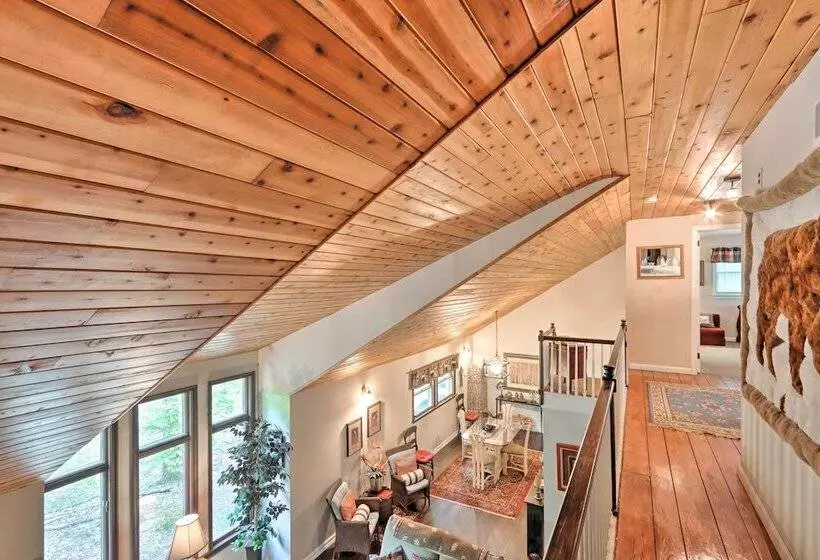 Relaxing Eagle Rock Resort Home   1 Block To Lake!