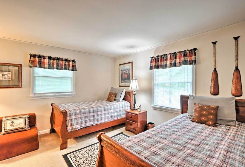 Relaxing Eagle Rock Resort Home 1 Block To Lake!