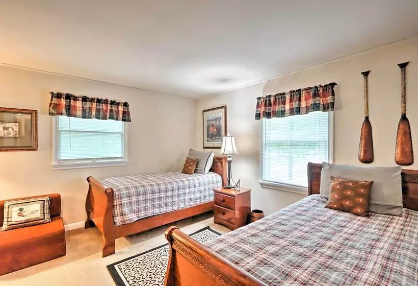 Relaxing Eagle Rock Resort Home   1 Block To Lake!