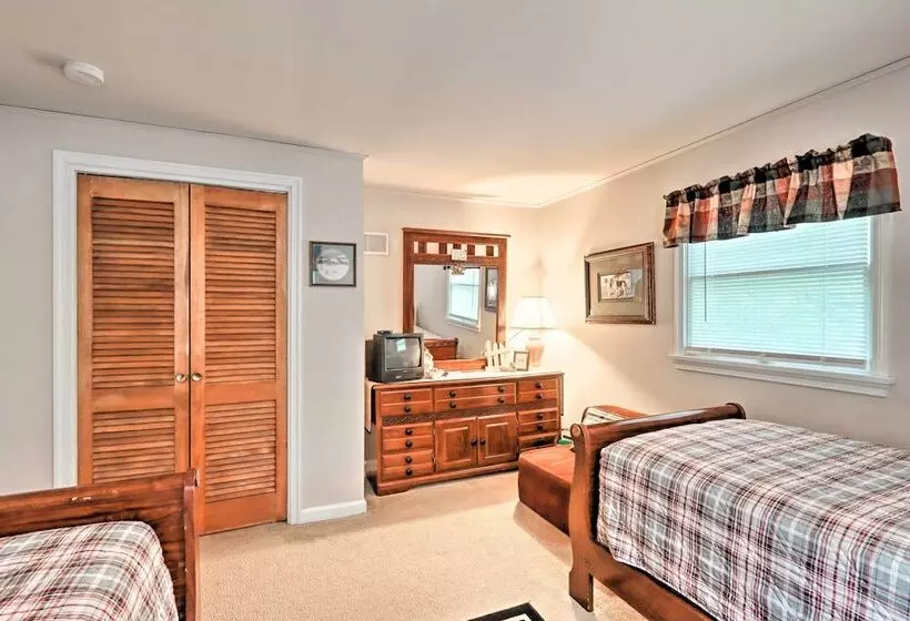 Relaxing Eagle Rock Resort Home   1 Block To Lake!