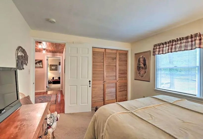 Relaxing Eagle Rock Resort Home   1 Block To Lake!