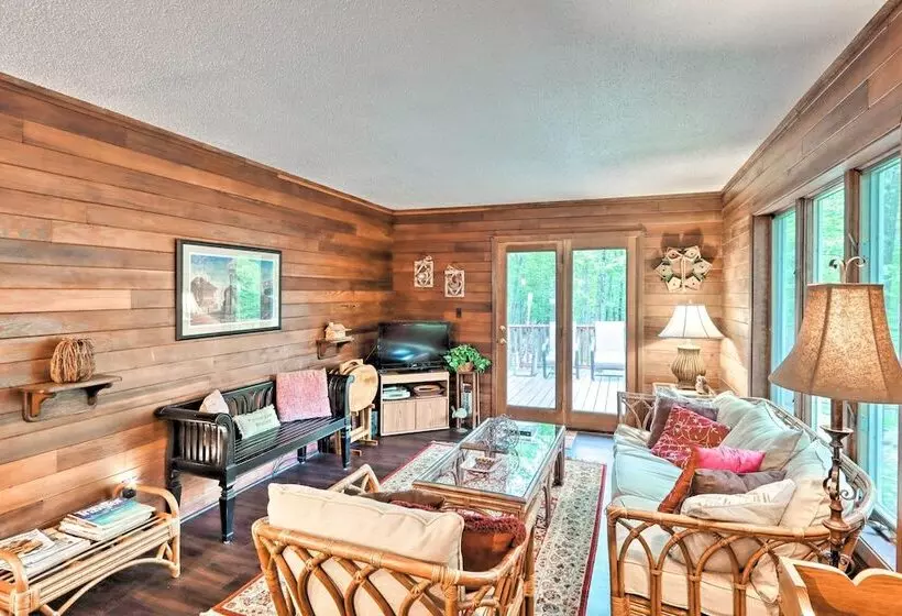 Relaxing Eagle Rock Resort Home   1 Block To Lake!