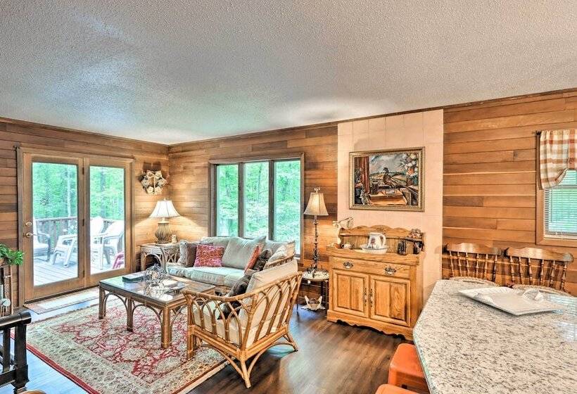 Relaxing Eagle Rock Resort Home 1 Block To Lake!