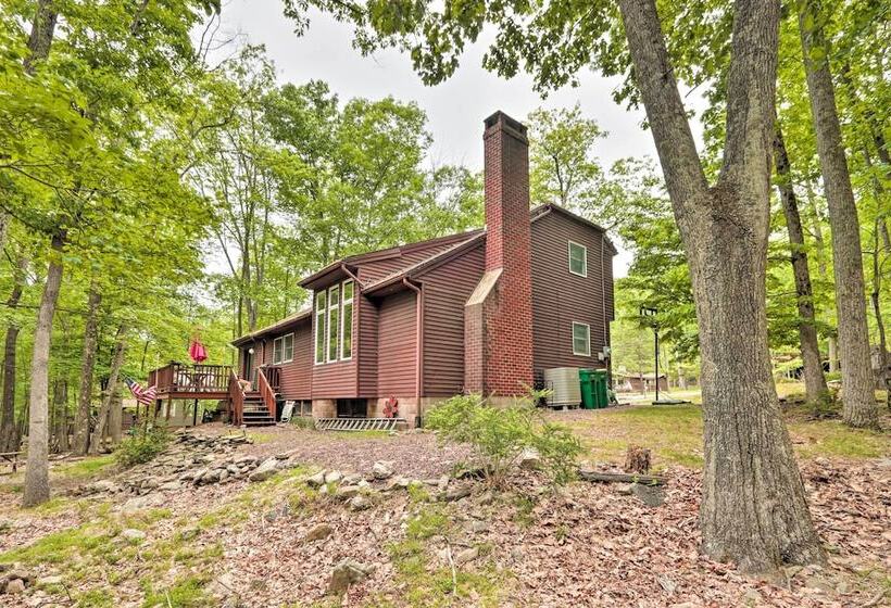 Relaxing Eagle Rock Resort Home   1 Block To Lake!