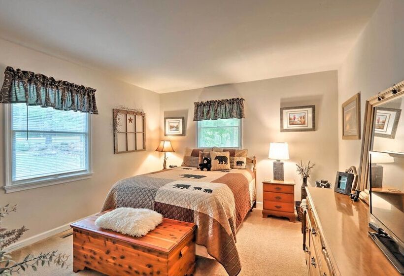 Relaxing Eagle Rock Resort Home 1 Block To Lake!