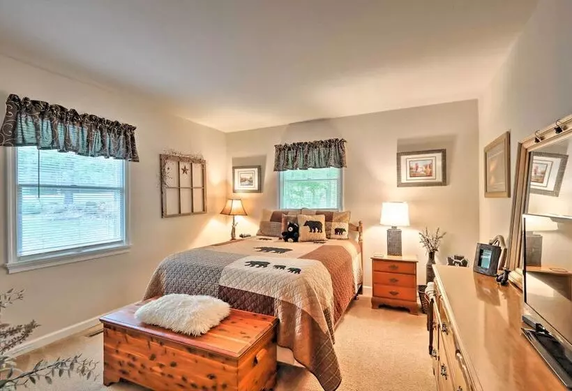 Relaxing Eagle Rock Resort Home   1 Block To Lake!