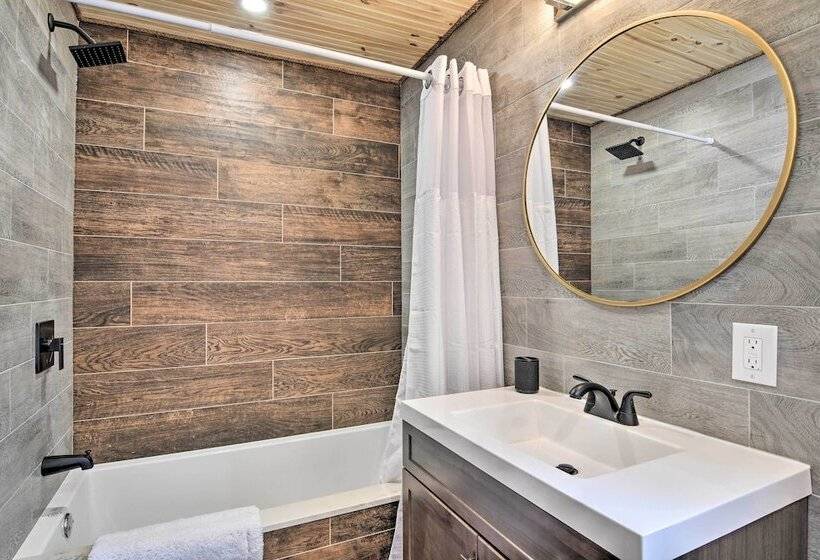 Tobyhanna Cabin W/ Deck, Community Pool & Golf!