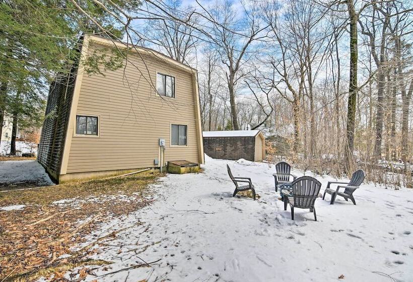 Tobyhanna Cabin W/ Deck, Community Pool & Golf!