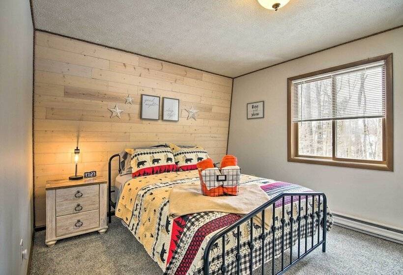 Tobyhanna Cabin W/ Deck, Community Pool & Golf!