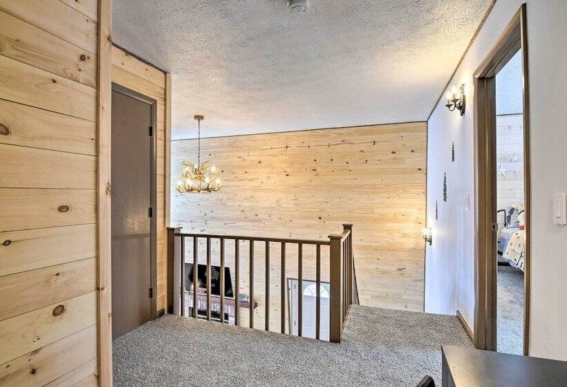 Tobyhanna Cabin W/ Deck, Community Pool & Golf!