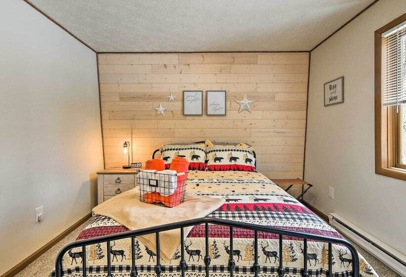 Tobyhanna Cabin W/ Deck, Community Pool & Golf!