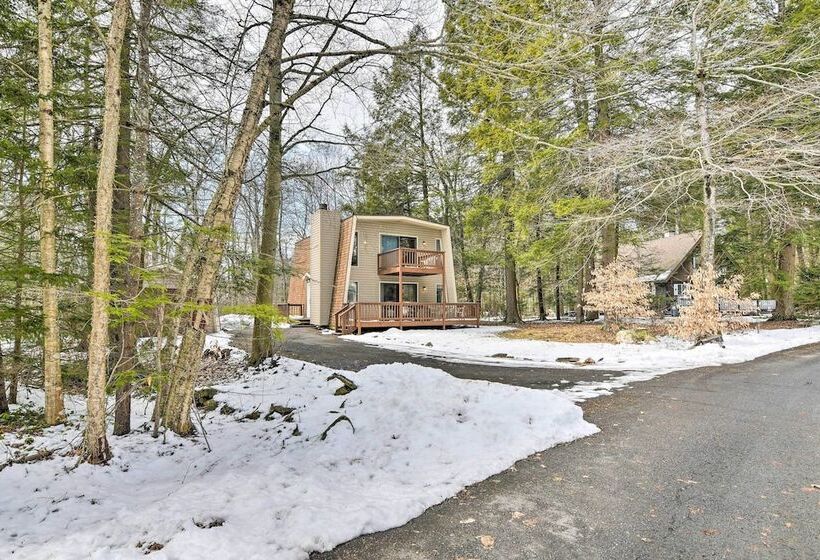 Tobyhanna Cabin W/ Deck, Community Pool & Golf!