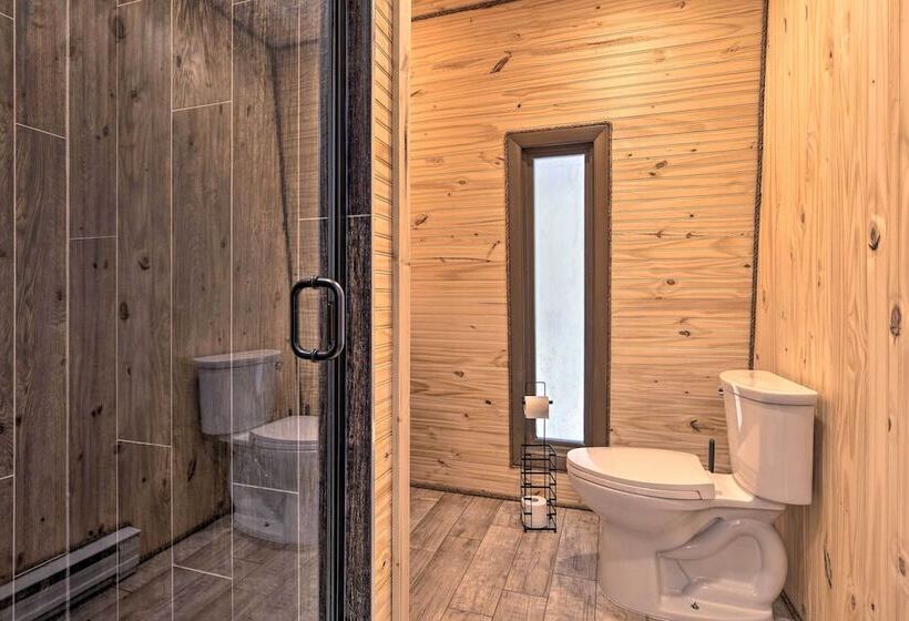 Tobyhanna Cabin W/ Deck, Community Pool & Golf!