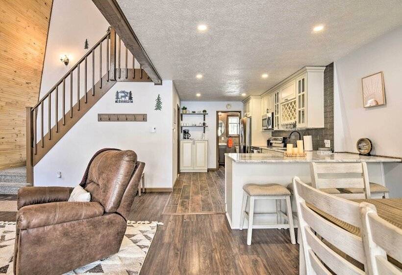 Tobyhanna Cabin W/ Deck, Community Pool & Golf!