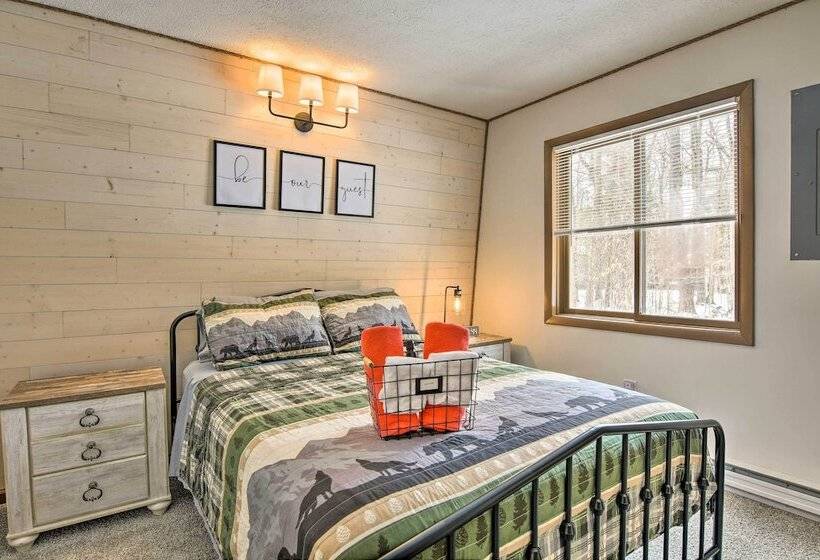 Tobyhanna Cabin W/ Deck, Community Pool & Golf!