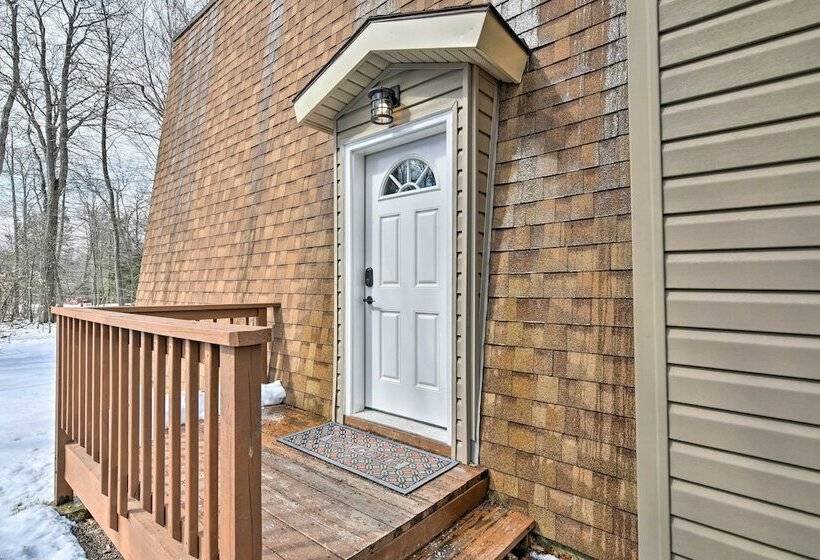 Tobyhanna Cabin W/ Deck, Community Pool & Golf!