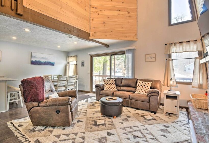 Tobyhanna Cabin W/ Deck, Community Pool & Golf!