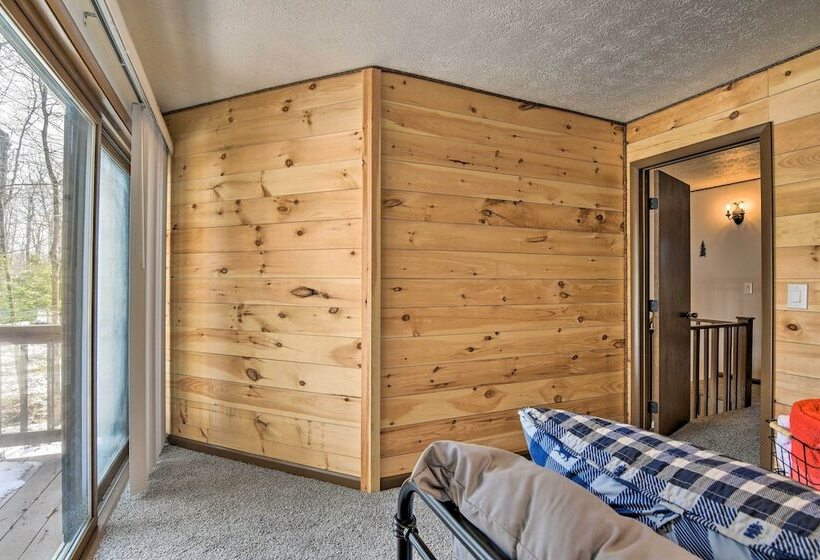 Tobyhanna Cabin W/ Deck, Community Pool & Golf!