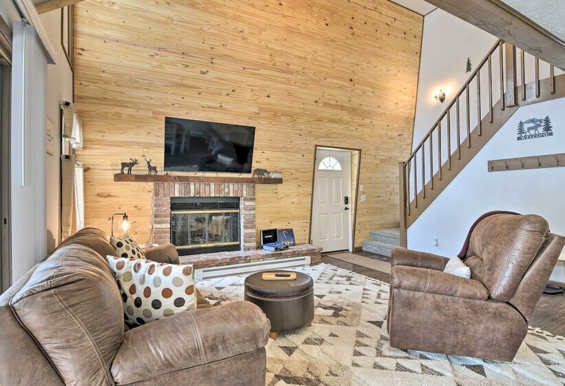 Tobyhanna Cabin W/ Deck, Community Pool & Golf!