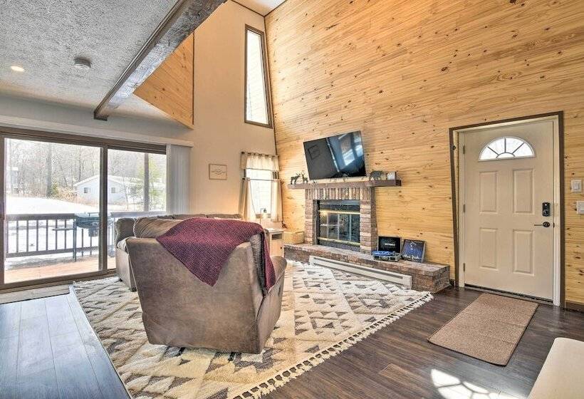 Tobyhanna Cabin W/ Deck, Community Pool & Golf!