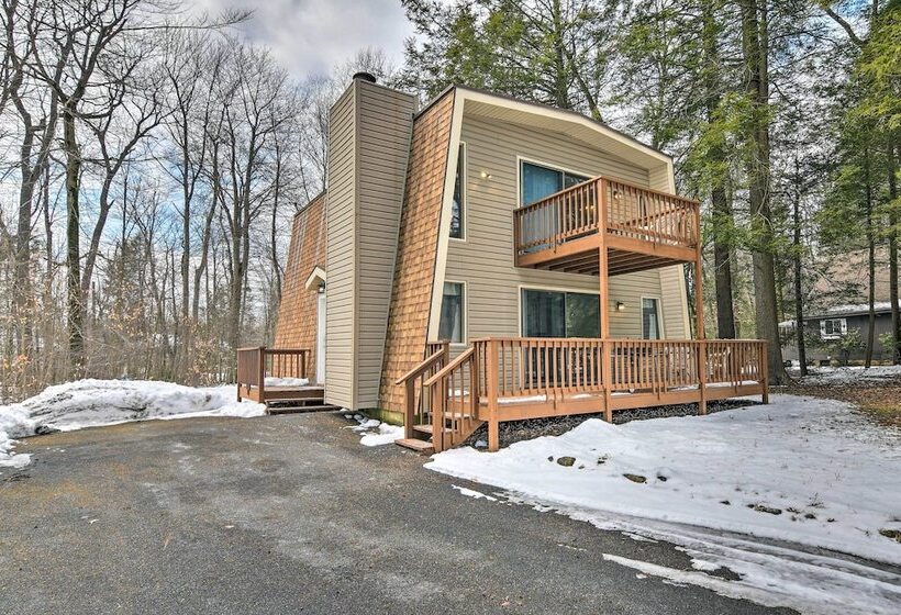 Tobyhanna Cabin W/ Deck, Community Pool & Golf!