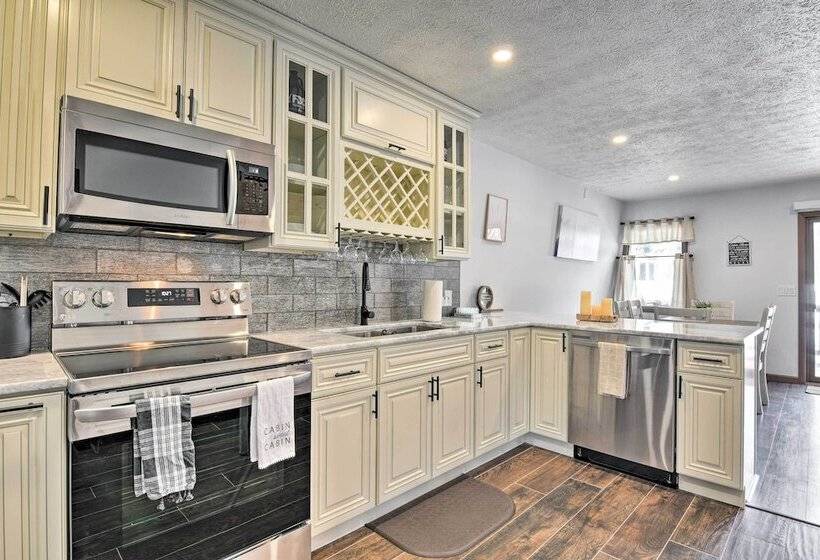 Tobyhanna Cabin W/ Deck, Community Pool & Golf!