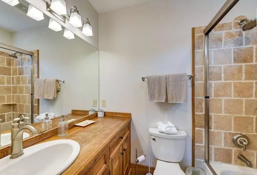 Hot Tub & Fire Pit: Secluded Gem In Franklin